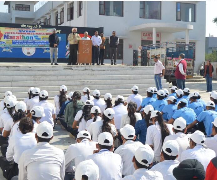 ਡਿਪਟੀ ਕਮਿਸ਼ਨਰ-ਕਮ-ਜ਼ਿਲ੍ਹਾ ਚੋਣ ਅਫ਼ਸਰ ਹਰਬੀਰ ਸਿੰਘ ਨੇ ਦੱਸਿਆ ਕਿ ਵੱਖ-ਵੱਖ ਸਕੂਲਾਂ ਦੇ ਕਰੀਬ 300 ਵਿਦਿਆਰਥੀਆਂ ਵੱਲੋਂ ਆਮ ਲੋਕਾਂ ਨੂੰ ਵੋਟ ਬਣਾਉਣ ਅਤੇ ਵੋਟ ਦੇ ਹੱਕ ਦਾ ਇਸਤੇਮਾਲ ਕਰਨ ਸਬੰਧੀ ਜਾਗਰੂਕ ਕਰਨ ਲਈ ਇਹ ਮਿੰਨੀ ਮੈਰਾਥਨ ਦੋੜ ਆਯੋਜਿਤ ਕੀਤੀ ਗਈ ਹੈ। ਉਨ੍ਹਾਂ ਕਿਹਾ ਕਿ ਜਿਹੜੇ ਨੌਜਵਾਨਾਂ ਦੀ ਮਿਤੀ 01.01.2024 ਨੂੰ 18 ਸਾਲ ਜਾਂ 18 ਸਾਲ ਤੋਂ ਵੱਧ ਉਮਰ ਹੋ ਗਈ ਹੈ, ਉਹ ਨੌਜਵਾਨ ਫਾਰਮ ਨੰਬਰ 6 ਭਰ ਕੇ ਆਪਣੀ ਵੋਟ ਬਣਵਾ ਸਕਦੇ ਹਨ।