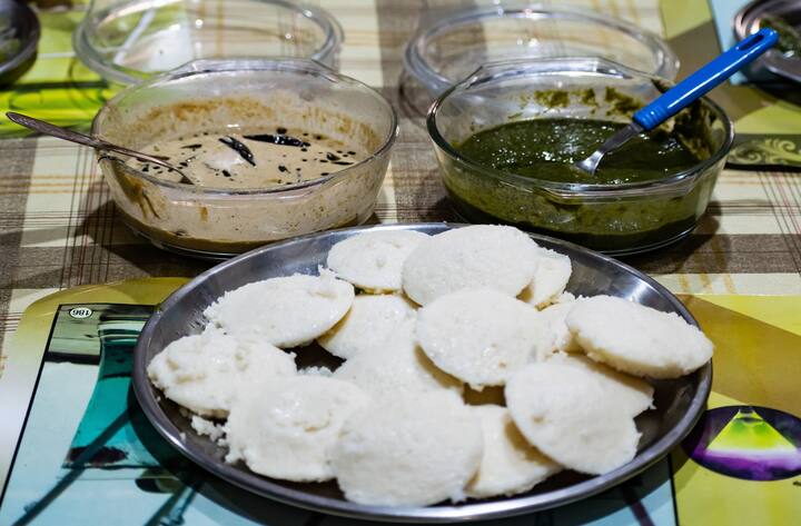 மூன்று மணி நேரத்திற்குப் பின்னர் க்ரைண்டரில் சேர்த்து அரைக்கவும். 20 நிமிடங்கள் நன்றாக அரைக்கவும். முதலில் உளுந்து, கொள்ளு சேர்த்து அரைக்கவும் பின்னர் இட்லி அரிசி சேர்த்து அரைக்கவும்.