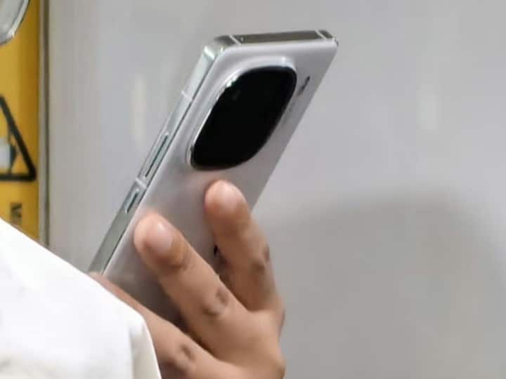 The Iqoo 12 is said to be launched in white and black glass versions, and special red vegan leather model, as per famous leakster Digital Chat Station.