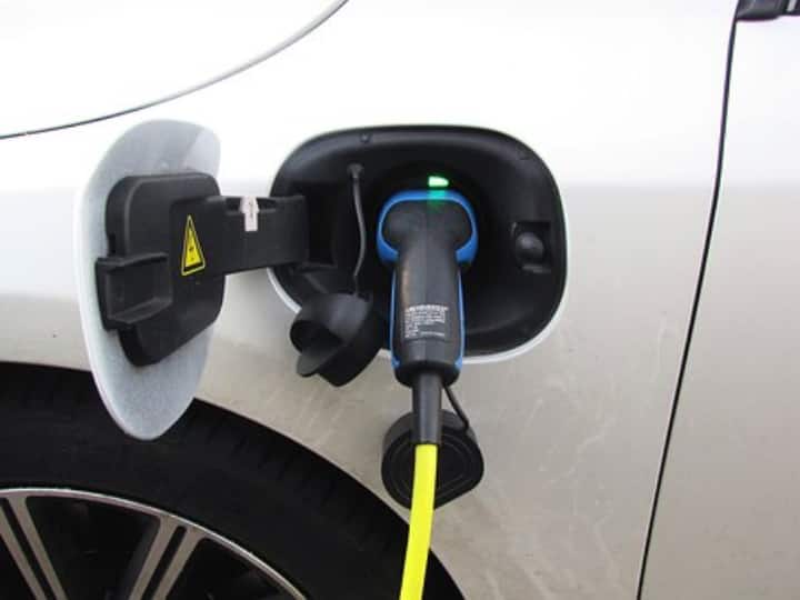 Wireless charging for electric vehicle pilot project started at red lights in japan Wireless Charging: रेड लाइट होने पर सड़क पर ही बिना केबल के चार्ज होगी इलेक्ट्रिक कार, इस शहर में चल रहा पायलट प्रोजेक्ट