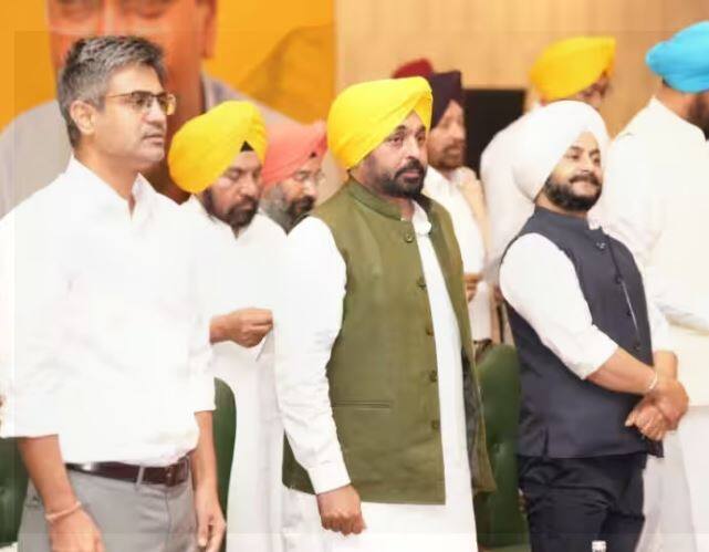 akali dal leader bikram singh majithia targets punjab cm bhagwant mann for sharing stage with sandeep pathak Punjab Politics: ਸੰਦੀਪ ਪਾਠਕ ਨਾਲ ਸਟੇਜ ਸਾਂਝੀ ਕਰਨ 'ਤੇ ਬਿਕਰਮ ਮਜੀਠੀਆ ਦੇ ਘੇਰੇ 'ਚ ਆਏ CM ਮਾਨ, ਲਾਏ ਇਹ ਦੋਸ਼