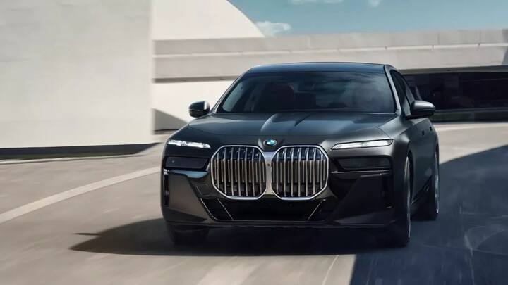 या यादीतील पुढचं नाव BMW 7 सीरीज लक्झरी कार आहे. या कारच्या केबिनमधील सीट्स हवेशीर, हीटिंग आणि मसाज वैशिष्ट्यांनी सुसज्ज आहेत.