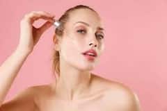 Skin care:આ પાંચ વસ્તુઓ મિક્સ કરીને ઘરે જ બનાવો વિટામિન સી ફેસ સીરમ, ત્વચા ખીલી ઉઠશે