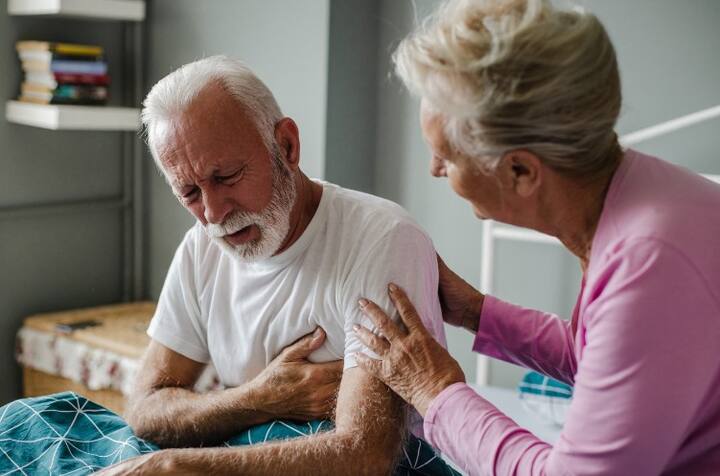 કેસ સ્ટડી: જ્હોન, એક 62-વર્ષીય લોરી ડ્રાઈવર, હાર્ટ એટેક આવવાનો અને તેનો ખ્યાલ ન હોવાનો અનુભવ ચેસ્ટ હાર્ટ અને સ્ટ્રોક સ્કોટલેન્ડ સાથે શેર કરે છે. જ્હોને કહ્યું કે સમગ્ર સ્કોટલેન્ડમાં ડ્રાઇવિંગ કરતી વખતે તેને થોડી મિનિટો માટે ગરમી અને પરસેવો થતો હતો. આ એક એવો અહેસાસ હતો જે મેં પહેલાં ક્યારેય અનુભવ્યો ન હતો. તેણે થોડો સમય લારી રોકી અને 20 મિનિટનો બ્રેક લીધો. આ પછી તેને સારું લાગવા લાગ્યું અને પછી તેણે કામ શરૂ કર્યું. લગભગ એક વર્ષ પછી, જ્હોનને ડૉક્ટર દ્વારા કહેવામાં આવ્યું કે તેને જે અનુભવ થયો તે ખરેખર હાર્ટ એટેક હતો.