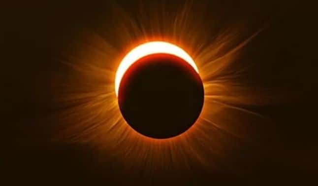 chandra grahan 2023 marathi news streaming watch lunar eclipse in india  Chandra Grahan 2023 : आज वर्षातील शेवटचे चंद्रग्रहण! भारतात कधी आणि कुठे पाहू शकता? सुतक काळ जाणून घ्या