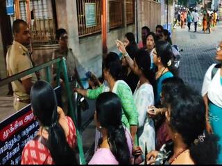 சந்திர கிரகணத்தை முன்னிட்டு நடை சாத்தப்பட்ட மீனாட்சியம்மன் கோயில் மீண்டும் திறப்பு - பக்தர்கள் தரிசனம்