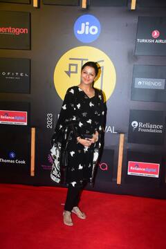 MAMI Film Festival 2023: ब्लैक कलर का सिंपल सा सूट पहनकर इवेंट में पहुंची भूमिका चावला, 'तेरे नाम' की निर्झरा की दिला दी याद