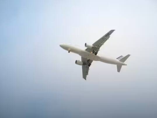 ਯਾਤਰੀਆਂ ਨੇ ਦੱਸਿਆ ਕਿ ਉਡਾਣ ਭਰਨ ਤੋਂ ਕਰੀਬ 45 ਮਿੰਟ ਬਾਅਦ ਧਮਾਕੇ ਵਰਗੀ ਆਵਾਜ਼ ਸੁਣਾਈ ਦਿੱਤੀ।