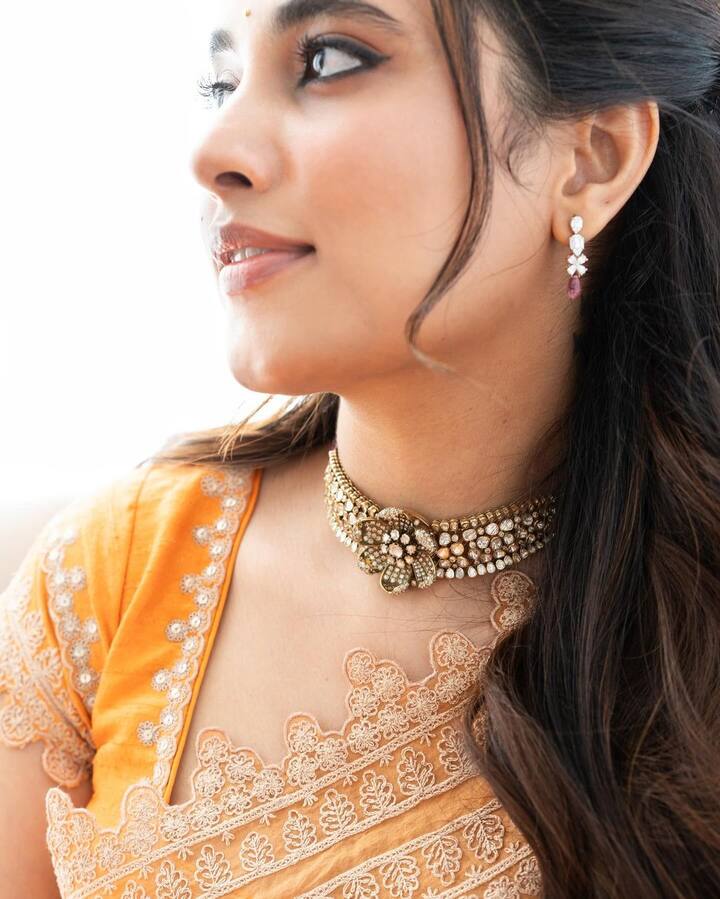 మినిమల్ మేకప్ లుక్లో.. లూజ్ హెయిర్తో అందంగా ముస్తాబైంది.