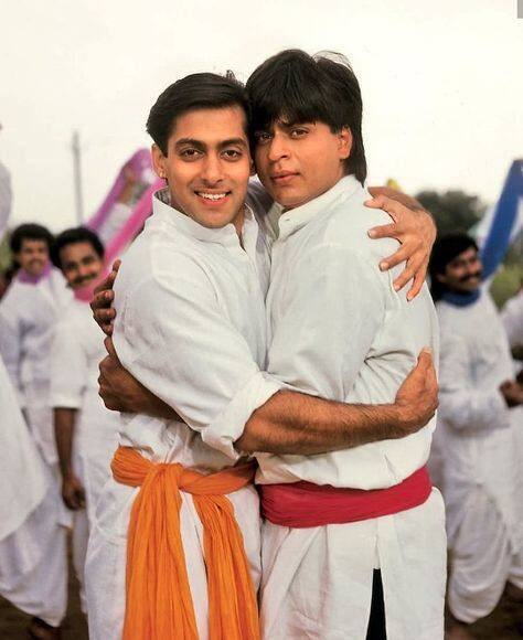 90 ਦਾ ਦਹਾਕਾ ਬਾਲੀਵੁੱਡ ਦਾ ਸਭ ਤੋਂ ਮਸ਼ਹੂਰ ਸਮਾਂ ਹੈ। ਇਸ ਦਹਾਕੇ 'ਚ ਬਾਲੀਵੁੱਡ ਨੂੰ ਮਹਾਨ ਕਲਾਕਾਰਾਂ ਦੇ ਨਾਲ-ਨਾਲ ਕਈ ਮਸ਼ਹੂਰ ਫਿਲਮਾਂ ਵੀ ਮਿਲੀਆਂ ਹਨ। ਸ਼ਾਹਰੁਖ ਖਾਨ, ਸਲਮਾਨ ਖਾਨ ਸਮੇਤ ਕਈ ਕਲਾਕਾਰ ਇਸ ਦਹਾਕੇ ਨਾਲ ਸਬੰਧਤ ਹਨ ਅਤੇ ਅਜੇ ਵੀ ਇੰਡਸਟਰੀ ਵਿੱਚ ਆਪਣੀ ਜਗ੍ਹਾ ਬਣਾਈ ਰੱਖ ਰਹੇ ਹਨ। ਇਹ ਸੈਲੇਬਸ ਹੁਣ ਸੁਪਰਸਟਾਰ ਬਣ ਚੁੱਕੇ ਹਨ।