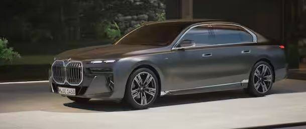 ਇਸ ਸੂਚੀ 'ਚ ਅਗਲਾ ਨਾਂ BMW 7 ਸੀਰੀਜ਼ ਦੀ ਲਗਜ਼ਰੀ ਕਾਰ ਦਾ ਹੈ, ਜਿਸ ਦੇ ਕੈਬਿਨ 'ਚ ਸੀਟਾਂ ਵੈਂਟੀਲੇਟਿਡ, ਹੀਟਿੰਗ ਅਤੇ ਮਸਾਜ ਦੀਆਂ ਵਿਸ਼ੇਸ਼ਤਾਵਾਂ ਨਾਲ ਲੈਸ ਹਨ। ਜਿਸ ਕਾਰਨ ਸਫ਼ਰ ਦੌਰਾਨ ਆਰਾਮ ਵੀ ਕੀਤਾ ਜਾ ਸਕਦਾ ਹੈ। ਇਸ ਕਾਰ ਨੂੰ ਖਰੀਦਣ ਲਈ ਤੁਹਾਨੂੰ 1.70 ਕਰੋੜ ਰੁਪਏ ਐਕਸ-ਸ਼ੋਰੂਮ ਖਰਚ ਕਰਨੇ ਪੈਣਗੇ।
