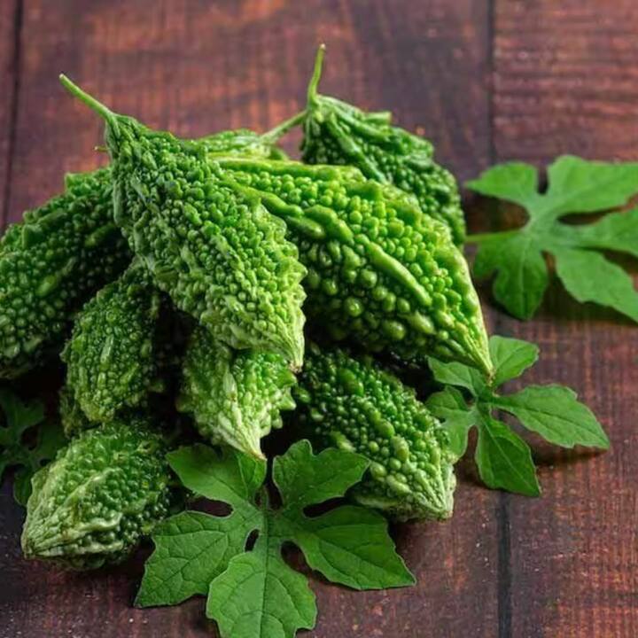 ਕਰੇਲਾ ਭਾਵੇਂ ਜ਼ਿਆਦਾਤਰ ਲੋਕਾਂ ਦੀ ਹੇਟ ਲਿਸਟ 'ਚ ਰਹਿੰਦਾ ਹੈ ਪਰ ਇਸ ਨੂੰ ਖਾਣ ਨਾਲ ਤੁਸੀਂ ਕਈ ਜ਼ਬਰਦਸਤ ਫਾਇਦੇ ਲੈ ਸਕਦੇ ਹੋ। ਹਾਲਾਂਕਿ, ਤੁਹਾਨੂੰ ਇਹ ਜ਼ਰੂਰ ਪਤਾ ਹੋਣਾ ਚਾਹੀਦਾ ਹੈ ਕਿ ਕਰੇਲੇ ਨੂੰ ਕਿਹੜੀਆਂ ਚੀਜ਼ਾਂ ਨਾਲ ਨਹੀਂ ਖਾਣਾ ਚਾਹੀਦਾ।