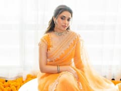 Priyanka Mohan Photos : ఆరెంజ్ అబ్సేషన్ అంటున్న నాని హీరోయిన్