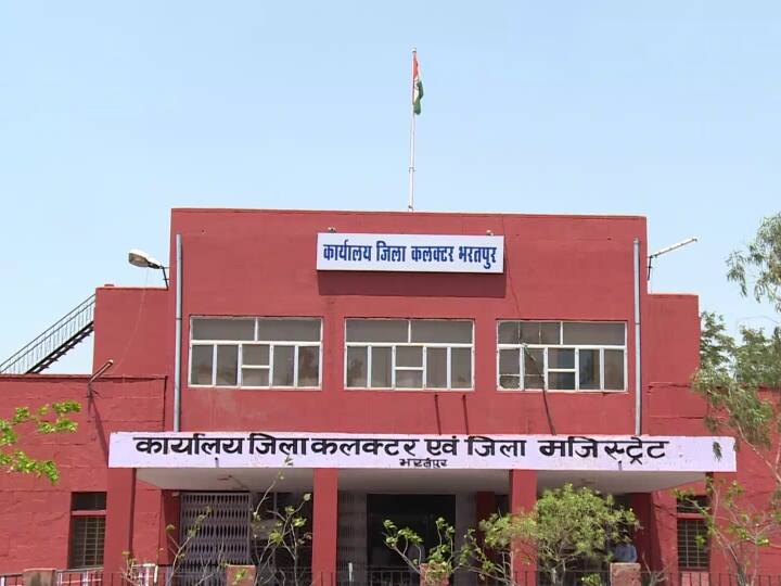 Rajasthan Elections 2023: राजस्थान में चुनाव की तैयारी तेज, नजदीकी पुलिस थाने में लाइसेंसी हथियार तुरंत जमा कराने का निर्देश Rajasthan Elections 2023 licensed weapon immediately deposit weapon in your nearest police station ANN Rajasthan Elections 2023: राजस्थान में चुनाव की तैयारी तेज, नजदीकी पुलिस थाने में लाइसेंसी हथियार तुरंत जमा कराने का निर्देश