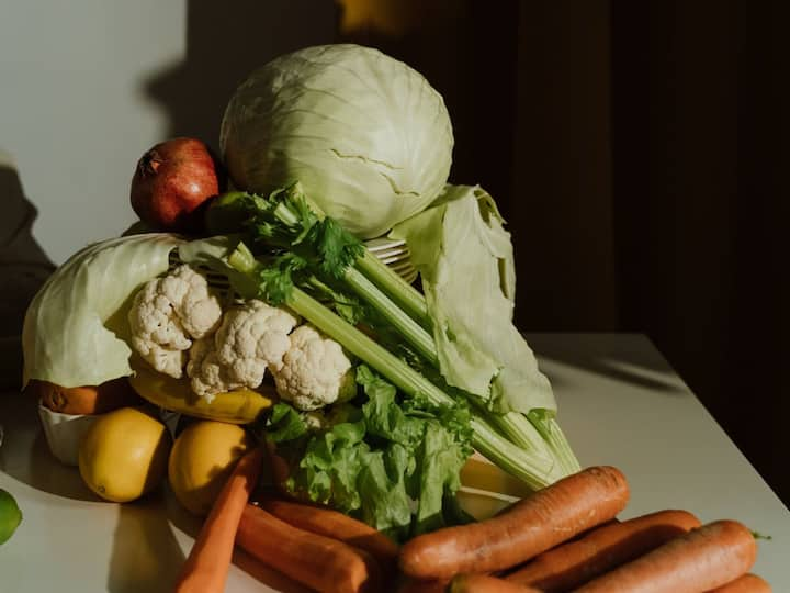 Winter Vegetables: শীতের মরশুমে ঠান্ডা লাগা, সর্দি-কাশি ইত্যাদির প্রবণতা বেশি দেখা যায়। সেক্ষেত্রে প্রয়োজন সুদৃঢ় রোগ প্রতিরোধ ক্ষমতা। তাই মেনুতে কোন কোন শাকসবজি রাখবেন, দেখে নেওয়া যাক।