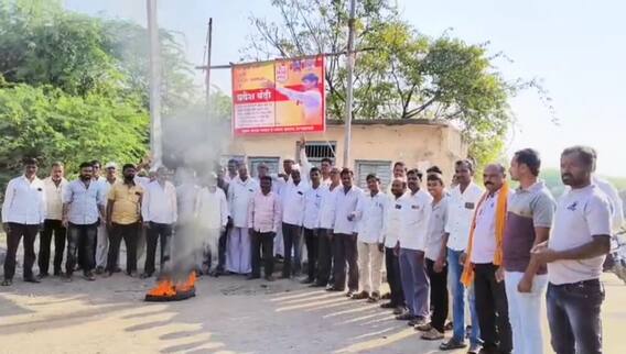 Ahmednagar News : 'देवेंद्र फडणवीस यांनी सदावर्तेनवर उपचार करून नीट करावं, आपल्याजवळच ठेवावं', मराठा समाजाकडून टीकास्त्र Ahmednagar News : 'देवेंद्र फडणवीस यांनी सदावर्तेनवर उपचार करून नीट करावं, आपल्याजवळच ठेवावं', मराठा समाजाकडून टीकास्त्र