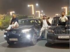 रील बनाने के चक्कर में बेखौफ स्टंटबाजी, 2 कारों के बीच खड़े होकर शूट किया वीडियो, पुलिस ने की ये कार्रवाई