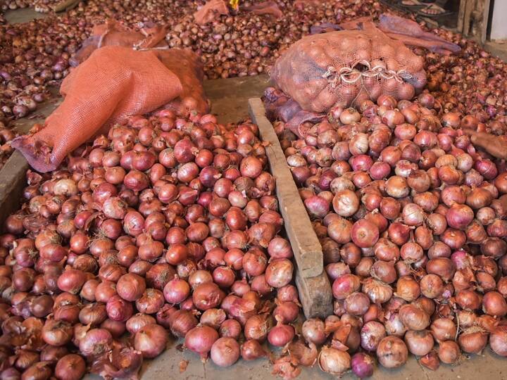 Government imposes minimum export price of usd 800 for contro onion price hike प्याज की महंगाई को कम करने के लिए केंद्र सरकार का बड़ा फैसला, एक्सपोर्ट के लिए तय किया 800 डॉलर प्रति टन का MEP