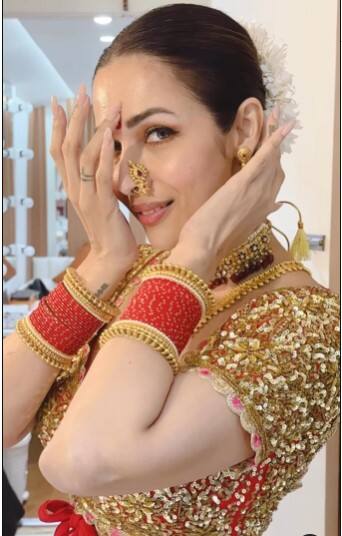 ਇੱਕ ਵਾਰ ਫਿਰ ਉਸ ਨੇ ਸੋਸ਼ਲ ਮੀਡੀਆ 'ਤੇ ਆਪਣੀ ਖੂਬਸੂਰਤੀ ਦਾ ਜਲਵਾ ਬਿਖੇਰਿਆ ਹੈ। ਮਲਾਇਕਾ ਨੇ ਆਪਣੇ ਇੰਸਟਾਗ੍ਰਾਮ ਅਕਾਊਂਟ 'ਤੇ ਇੱਕ ਵੀਡੀਓ ਸ਼ੇਅਰ ਕੀਤੀ ਹੈ ਜੋ ਅੱਗ ਵਾਂਗ ਵਾਇਰਲ ਹੋ ਰਹੀ ਹੈ, ਜਿਸ 'ਚ ਮਲਾਇਕਾ ਮਰਾਠੀ ਲੁੱਕ 'ਚ ਨਜ਼ਰ ਆ ਰਹੀ ਹੈ। ਵੀਡੀਓ ਸ਼ੇਅਰ ਕਰਦੇ ਹੋਏ ਉਨ੍ਹਾਂ ਨੇ ਕੈਪਸ਼ਨ 'ਚ ਲਿਖਿਆ, 'ਪਰੰਪਰਾਗਤ ਤੋਂ ਵੱਧ ਖੂਬਸੂਰਤ।'