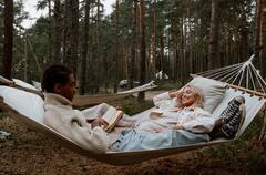 Relationship Tips :  नात्यात 'या' गोष्टी कधीही सहन करू नका, नाहीतर नातं होईल कमकुवत