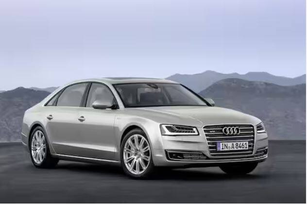 Audi A8 L ਨੂੰ ਤੀਜੇ ਨੰਬਰ 'ਤੇ ਖਰੀਦਿਆ ਜਾ ਸਕਦਾ ਹੈ। ਇਹ ਇੱਕ ਲਗਜ਼ਰੀ ਕਾਰ ਹੈ ਜੋ ਪ੍ਰੀਮੀਅਮ ਕੈਬਿਨ ਦੇ ਨਾਲ ਆਉਂਦੀ ਹੈ, ਜਿਸ ਦੀਆਂ ਸਾਰੀਆਂ ਸੀਟਾਂ ਮਸਾਜ ਫੀਚਰ ਨਾਲ ਆਉਂਦੀਆਂ ਹਨ। ਇਸ ਨੂੰ ਐਕਸ-ਸ਼ੋਰੂਮ 1.29 ਕਰੋੜ ਰੁਪਏ ਦੀ ਸ਼ੁਰੂਆਤੀ ਕੀਮਤ ਨਾਲ ਖਰੀਦਿਆ ਜਾ ਸਕਦਾ ਹੈ।