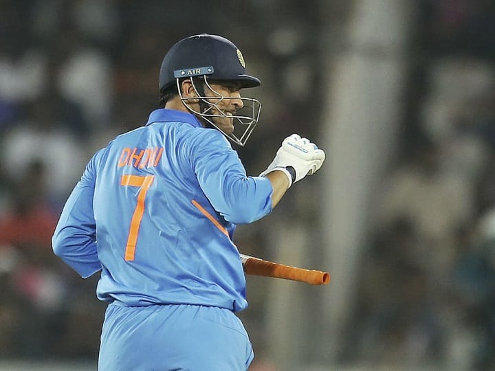 भारत-इंग्लैंड वनडे मुकाबलों में सबसे ज्यादा रन बनाने का रिकॉर्ड एमएस धोनी के नाम दर्ज है. धोनी ने इंग्लैंड के खिलाफ 48 मुकाबलों की 44 पारियों में कुल 1546 रन बनाए हैं. इस दौरान उनका बल्लेबाजी औसत 46.84 और स्ट्राइक रेट 87.94 रहा है.
