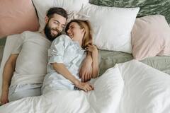 Relationship Tips :  नात्यात 'या' गोष्टी कधीही सहन करू नका, नाहीतर नातं होईल कमकुवत