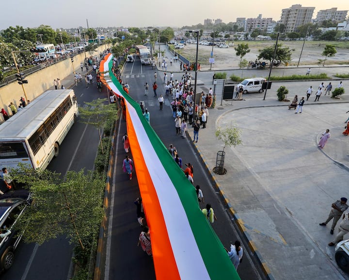 बीजेपी ने शुक्रवार (27 अक्टूबर) को अहमदाबाद में मेरी मिट्टी मेरा देश अभियान के तहत अमृत तिरंगा यात्रा निकाली.