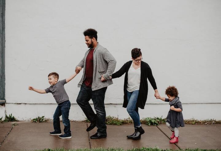 बर्‍याच वेळा लहान मुलांवर ओरडणे किंवा त्यांना लहानसहान गोष्टींसाठी  शिव्या देणे ही तुमची सवय बनते. एखादी गोष्ट शिकवताना किंवा  समजावून सांगताना मुलाला काही समजत नसेल, तर त्याला शिव्या  देण्याऐवजी त्यांना समजावून सांगा.