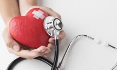 Heart Attack: કોઈ પણ જાતના અહેસાસ વગર પણ આવી શકે છે હાર્ટ એટેક, આ સંકેત કરે છે ઈશારો