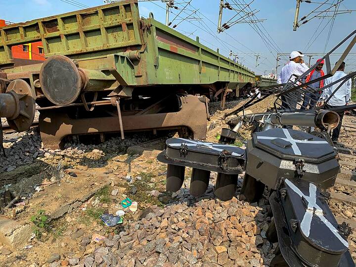 उत्तर प्रदेश के वाराणसी में बुधवार (25 अक्टूबर) को कैंट जंक्शन पर एक मालगाड़ी डिरेल हो गई, जिसके बाद रेल प्रशासन में हड़कंप मच गया.