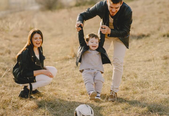 प्रत्येक मुलाची स्वतःची खासियत असते. त्यामुळे तुमच्या मुलाची इतर  मुलांशी कधीही तुलना करू नका. हे शक्य आहे की तुमचे मूल  कोणत्याही एका कामात इतरांपेक्षा चांगले नसेल पण ते इतर कामात चांगले असू शकते.