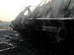 Samruddhi  Accident: वाशिम-समृद्धी महामार्गावर ट्रकचा भीषण अपघात,  ट्रक दुभाजकाला धडकून ट्रकला आग