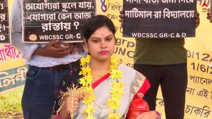 তবে এবার উৎসবমুখ শহরে এবার উমা মায়ের বেশেই দেখা গিয়েছে চাকরি প্রার্থীদের। দুর্গা মায়ের সাজেই নিয়োগ দুর্নীতির বিরুদ্ধে অসুর নিধনের ইস্যুও টানা হয়েছে।