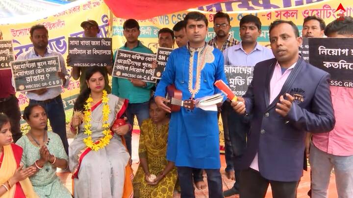 পুজো আসে ,পুজো যায়, চাকরির দাবিতে অনড় চাকরিপ্রার্থীরা এবারও রাস্তায়। গতবছর সন্তানকে পুজোয় জামাকাপড়টুকু কিনে দিতে পারেননি বলে কান্নায় ভেঙে পড়েছিলেন আন্দোলনকারী এক মহিলা চাকরিপ্রার্থী।