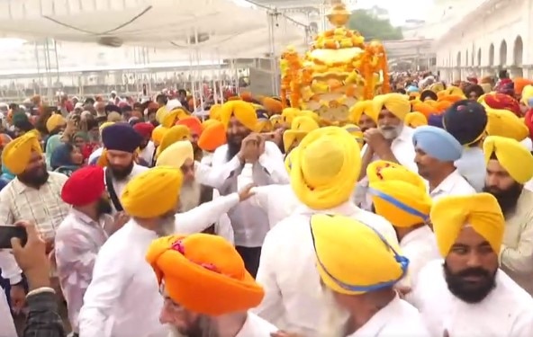 Amritsar news: ਸ੍ਰੀ ਗੁਰੂ ਰਾਮਦਾਸ ਜੀ ਦੇ ਪ੍ਰਕਾਸ਼ ਪੁਰਬ 'ਤੇ ਕੱਢਿਆ ਗਿਆ ਅਲੌਕਿਕ ਨਗਰ ਕੀਰਤਨ, ਹੈਲੀਕਾਪਟਰ ਰਾਹੀਂ ਫੁੱਲਾਂ ਦੀ ਵਰਖਾ