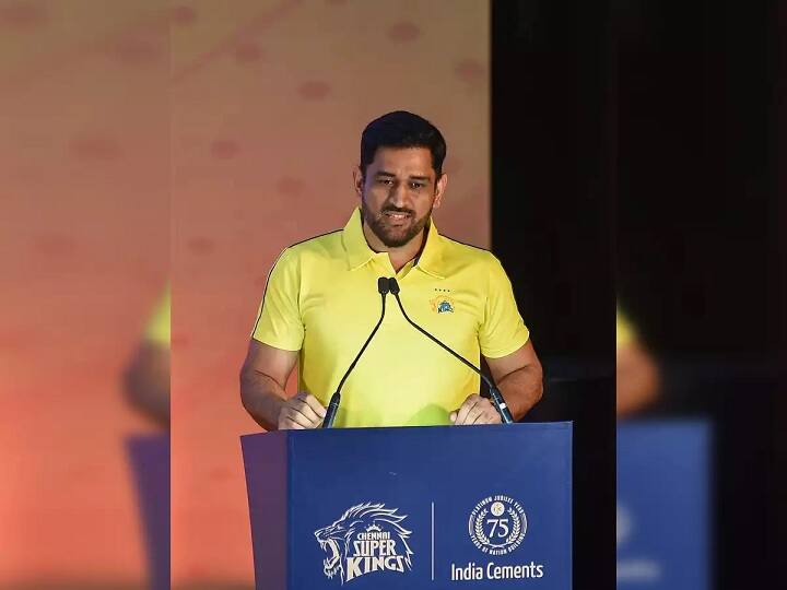 धोनी ने कहा- सारे के सारे पुट डालके बैठे हैं. हमारा पोर्टफोलियो दो दिन में 8 पर्सेंट नीचे चला जाए तो ये खुश हैं. मैं उन्हें टीवी पर देखता हूं. जितनी जल्दी ये पल्टी होते हैं, उतनी जल्दी हम पल्टी नहीं होते हैं.