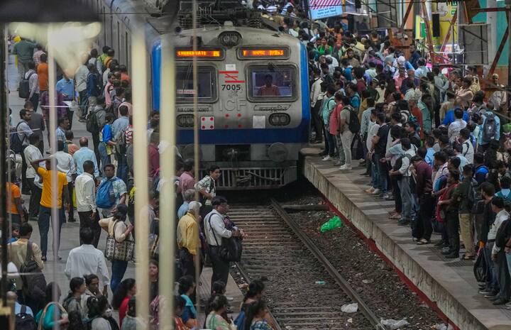 पश्चिम रेलवे ने शुक्रवार (28 अक्टूबर) को बांद्रा और गोरेगांव स्टेशन के बीच छठी लाइन शुरू करने के प्रयासों के चलते 5 नवंबर तक मुंबई में 2,500 से अधिक लोकल ट्रेन सेवाओं को कैंसिल करने का एलान किया.