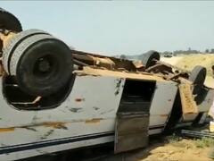 मिर्जापुर में तेज रफ्तार बस पलटी, नीचे दबकर 5 लोगों की दर्दनाक मौत