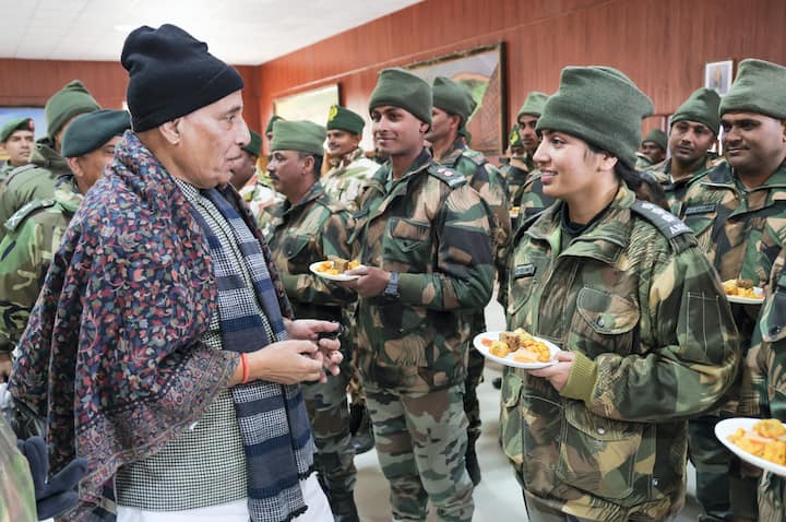 रक्षा मंत्री राजनाथ सिंह ने विजयादशमी के मौके पर मंगलवार (24 अक्टूबर) को  अरुणाचल प्रदेश के तवांग में शस्त्र पूजा की.