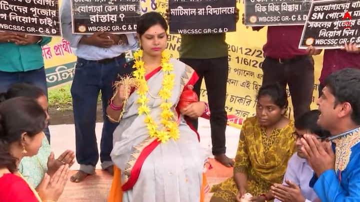 আর এবার ধর্মতলায় মাতঙ্গিনী হাজরার মূর্তির সামনে বসে লক্ষ্মীর পাঁচালি পড়ে, কবিগানের মাধ্যমে লক্ষ্মীপুজো করলেন তাঁরা।