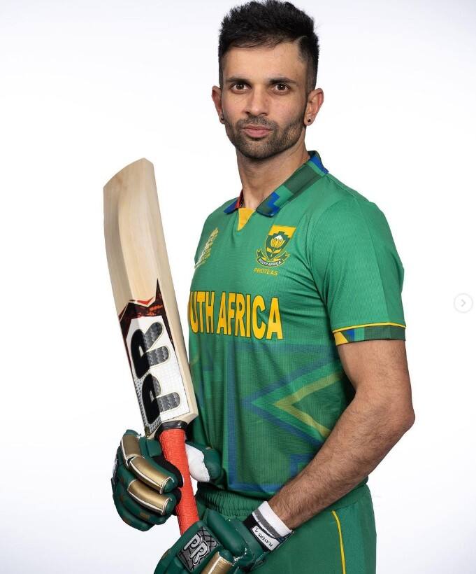 ਕੇਸ਼ਵ ਮਹਾਰਾਜ ਭਾਰਤੀ ਮੂਲ ਦੇ ਹਨ ਅਤੇ ਹਿੰਦੂ ਧਰਮ ਵਿੱਚ ਡੂੰਘੀ ਆਸਥਾ ਰੱਖਦੇ ਹਨ। ਦੱਖਣੀ ਅਫਰੀਕਾ ਲਈ ਉਹ ਲੰਬੇ ਸਮੇਂ ਤੋਂ ਕ੍ਰਿਕਟ ਖੇਡ ਰਿਹਾ ਹੈ। ਬੀਤੀ ਰਾਤ ਜਦੋਂ ਉਸ ਨੇ ਚੌਕਾ ਜੜਿਆ ਤਾਂ ਸੋਸ਼ਲ ਮੀਡੀਆ 'ਤੇ ਪ੍ਰਤੀਕਿਰਿਆਵਾਂ ਅਤੇ ਮੀਮਜ਼ ਦਾ ਹੜ੍ਹ ਆ ਗਿਆ। ਸੋਸ਼ਲ ਮੀਡੀਆ ਦੀਆਂ ਸਾਰੀਆਂ ਪੋਸਟਾਂ ਦਾ ਸਾਰ ਇਹੋ ਸੀ ਕਿ ਜੋ ਵਿਅਕਤੀ ਹਨੂੰਮਾਨ ਦਾ ਭਗਤ ਹੈ ਅਤੇ ਉਸ ਦੇ ਬੱਲੇ 'ਤੇ ਓਮ ਲਿਖਿਆ ਹੈ, ਉਹ ਪਾਕਿਸਤਾਨ ਤੋਂ ਕਿਵੇਂ ਹਾਰ ਸਕਦਾ ਹੈ।