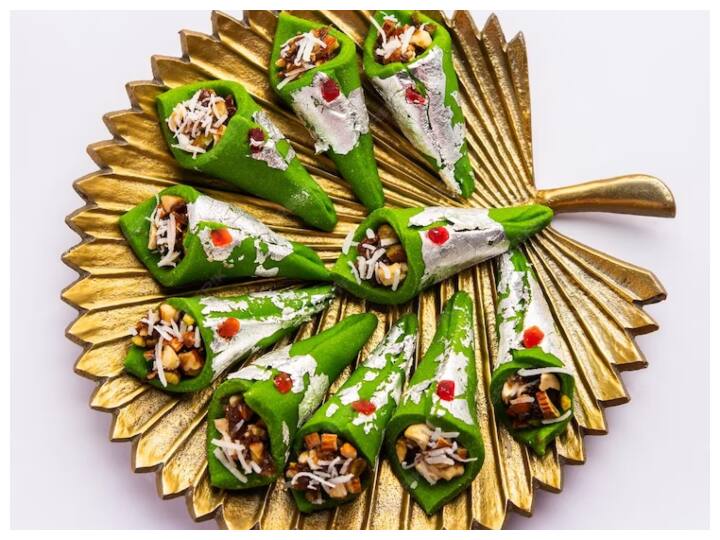 पान- बहुत से लोग खाना खाने के बाद पान चबाने की आदत रखते हैं. पान खाने से पाचन अच्छा होता है लेकिन कटहल खाने के तुरंत बाद पान खाने से स्वास्थ्य संबंधी समस्याएं हो सकती हैं. कटहल में मौजूद ऑक्सालेट, पान के साथ रिएक्शन कर सकता है. इसलिए कटहल खाने के कम से कम 2-3 घंटे बाद ही पान खाया जाना चाहिए