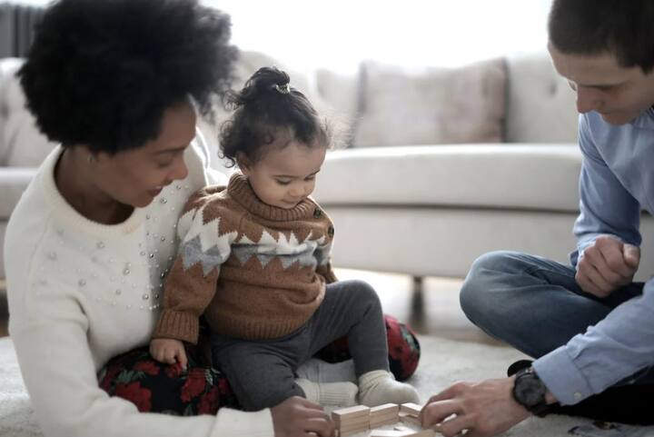 अनेक वेळा मुलं हट्ट करतात तेव्हा आई-वडील मुलांना जे करायचं ते  करू देतात. त्यामुळे जेव्हा जेव्हा अशी परिस्थिती उद्भवते तेव्हा मुलांना  प्रेमाने समजावून सांगितले पाहिजे.