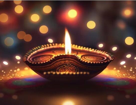 ਮੰਨਿਆ ਜਾਂਦਾ ਹੈ ਕਿ ਇਸ ਦਿਨ ਭਗਵਾਨ ਸ਼੍ਰੀ ਰਾਮ ਲੰਕਾਪਤੀ ਰਾਵਣ ਨੂੰ ਹਰਾ ਕੇ ਅਯੁੱਧਿਆ ਪਰਤੇ ਸਨ। ਅਯੁੱਧਿਆ ਦੇ ਲੋਕਾਂ ਨੇ 14 ਸਾਲ ਦੇ ਬਨਵਾਸ ਤੋਂ ਬਾਅਦ ਭਗਵਾਨ ਰਾਮ ਦੀ ਵਾਪਸੀ ਦਾ ਜਸ਼ਨ ਮਨਾਉਣ ਲਈ ਅਯੁੱਧਿਆ ਸ਼ਹਿਰ ਨੂੰ ਦੀਵਿਆਂ ਨਾਲ ਸਜਾਇਆ ਸੀ। ਉਦੋਂ ਤੋਂ ਹੀ ਦੀਵਾਲੀ ਦਾ ਤਿਉਹਾਰ ਪੂਰੇ ਦੇਸ਼ ਵਿੱਚ ਮਨਾਇਆ ਜਾਂਦਾ ਹੈ। ਇਹ ਤਿਉਹਾਰ ਪੰਜ ਦਿਨ ਚੱਲਦਾ ਹੈ। ਜਾਣੋ ਇਸ ਸਾਲ ਦੀਵਾਲੀ ਕਦੋਂ ਮਨਾਈ ਜਾਵੇਗੀ...