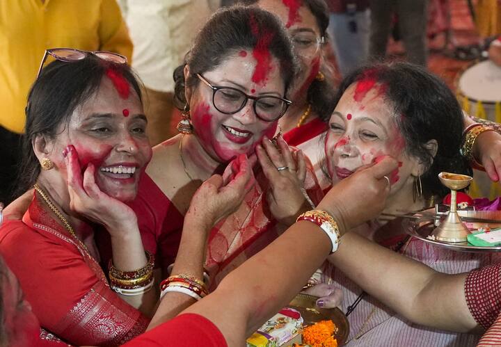 दुर्गा पूजा उत्सव के अंतिम दिन यानी दशहरा पर मंगलवार (24 अक्टूबर) को माता की विदाई से पहले सिंदूर खेला की रस्म निभाई गई.