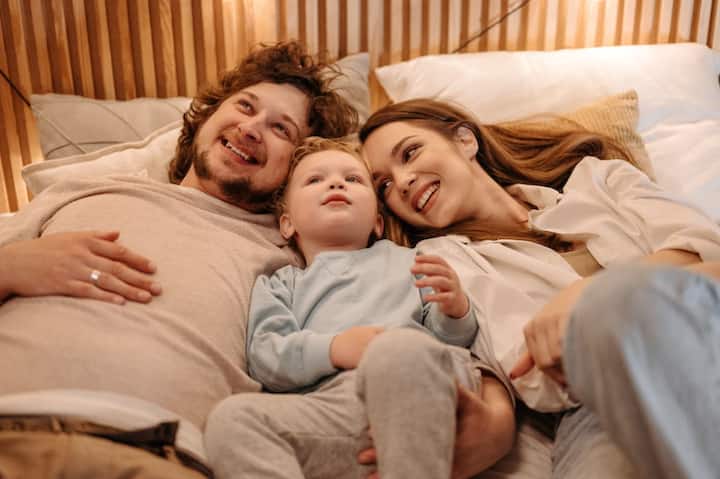 काहीवेळा मुलांच्या इच्छा त्यांच्या मागण्यांपूर्वी पूर्ण करणे त्यांना बिघडवू  शकते. अनेक पालक असे असतात की मुलांनी काहीही मागितण्यापूर्वीच  ते त्यांच्यासाठी वस्तू आणून देतात. अशा परिस्थितीत ही सवय मुलांवर  नकारात्मक परिणाम करू शकतो, हे लक्षात ठेवले पाहिजे.