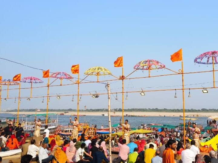 Varanasi Ganga Aarti Time: चंद्र ग्रहण की वजह से चौथी बार गंगा आरती की प्राचीन परंपरा टूट गई. शाम को होनेवाली गंगा आरती दिन में संपन्न करा ली गई. सूतक काल नौ घंटे पहले शुरू हो गया है.