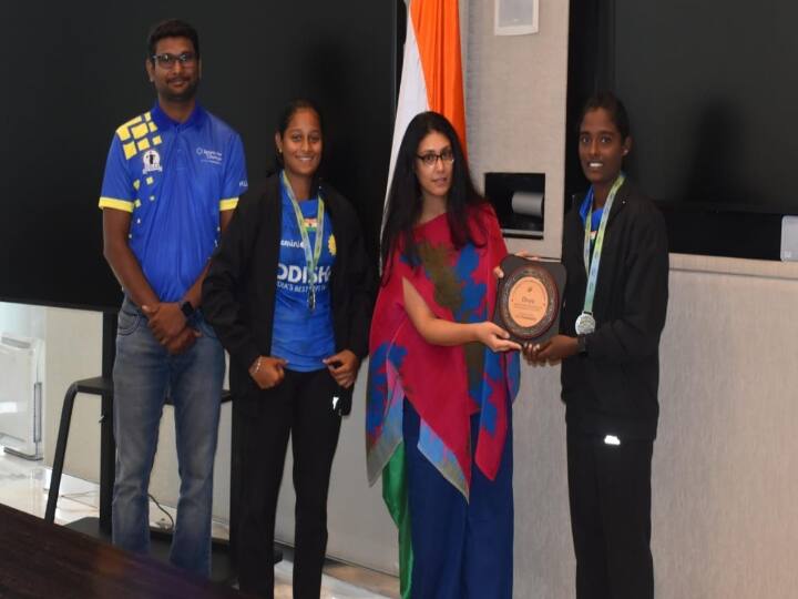 Asia Rugby U18 sevens tamilnadu players divya akshaya silver medal Asia Rugby Sevens: ஆசிய ரக்பி போட்டியில் வெள்ளிப்பதக்கம் வென்ற தமிழக வீராங்கனைகள்