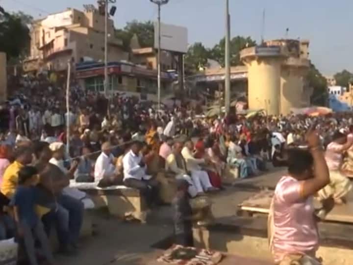 Chandra Grahan 2023: वाराणसी में दशाश्वमेध घाट पर समय से पहले गंगा आरती, जानें- कितनी बार हुआ चंद्र ग्रहण का असर Varanasi Ganga Aarti performed at Dashashwamedh Ghat ahead of Chandra Grahan 2023 Chandra Grahan 2023: वाराणसी में दशाश्वमेध घाट पर समय से पहले गंगा आरती, जानें- कितनी बार हुआ चंद्र ग्रहण का असर